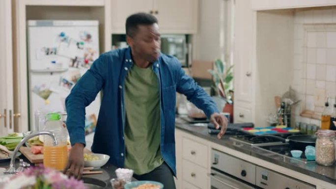 快乐的非洲裔美国人在厨房跳舞，在家里享受周末