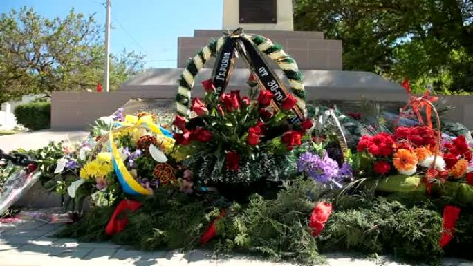 战争纪念馆上的纪念花圈和鲜花