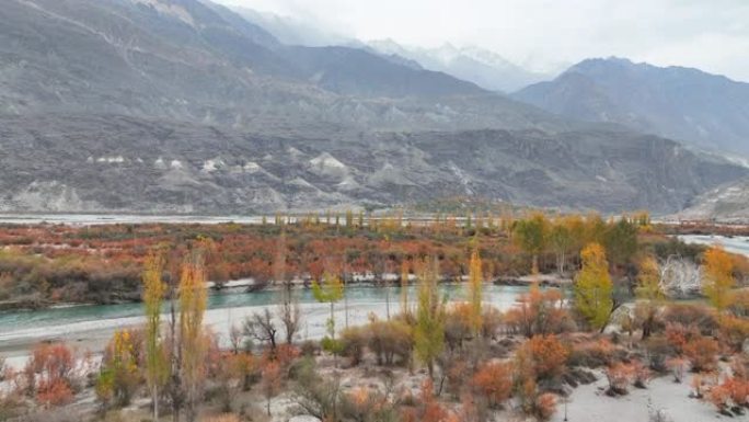 沿着喀喇昆仑山公路，喜马拉雅山喀喇昆仑山区的秋季风景优美的空中无人机景观吉尔吉特河。巴基斯坦北部古皮