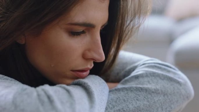 悲伤的女人在家里哭泣感到不愉快的压力关系问题强调女性对失去悲伤的痛苦感到沮丧4k镜头抑郁概念