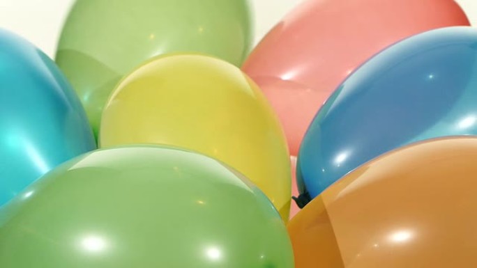 背景与许多彩色气球，旋转