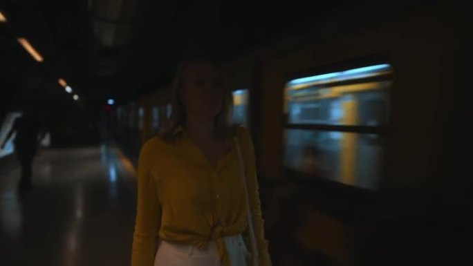 那个女人走下火车进入地铁。