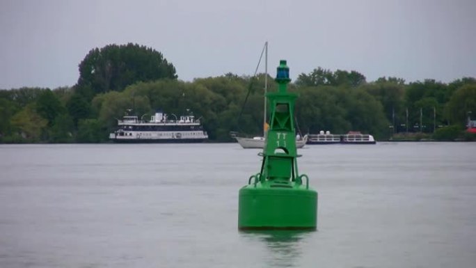 绿色浮标和船只交通。