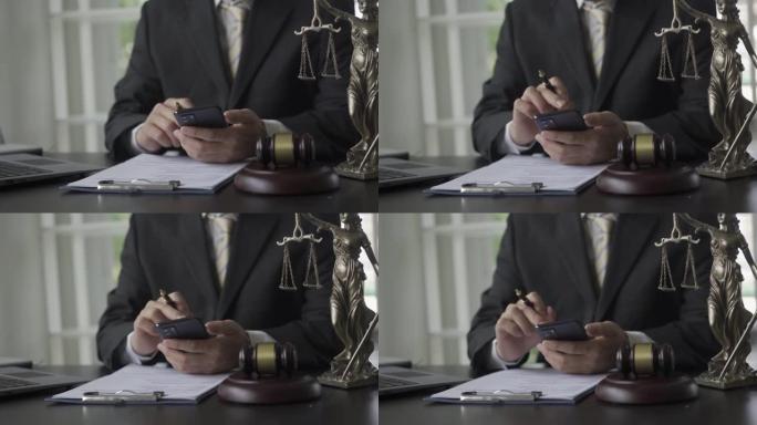 律师在办公室处理合同文件，笔记本电脑和不公正的锤子秤在线法律顾问
