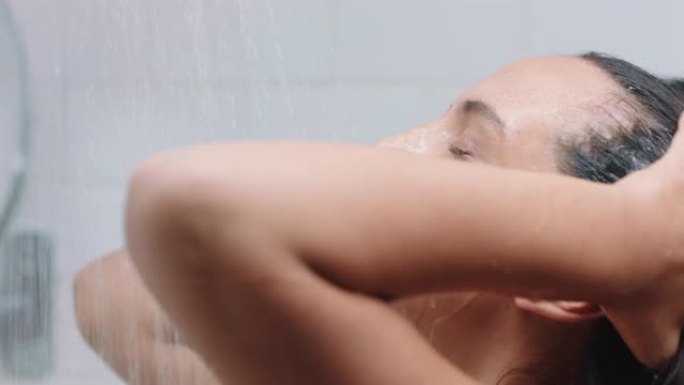 迷人的女人洗澡触摸湿皮肤享受豪华水疗清洁光滑的肤色