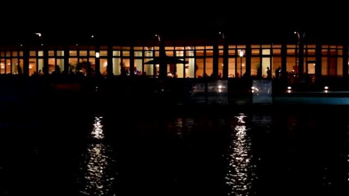 池塘边餐厅的夜景