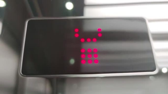 电梯中的发光二极管显示器