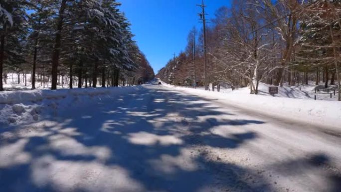 冬季在多雪山区的森林道路上行驶