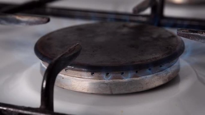 燃气燃烧器在厨房炉灶上用蓝色火焰燃烧。天然气在日常家庭生活中的使用。