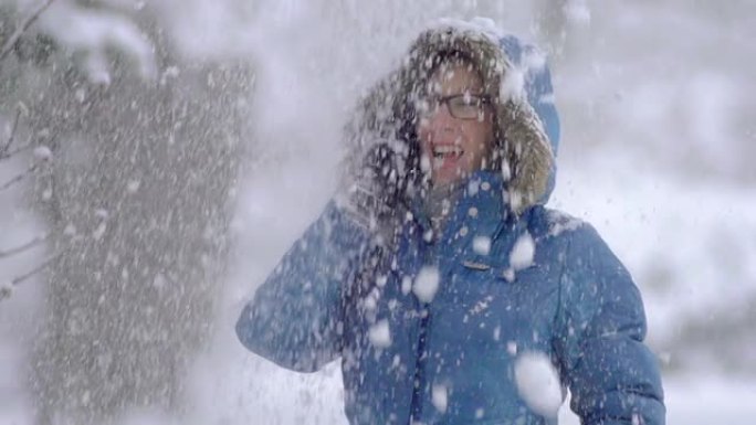 Slow-Mo: 女人在电话上讲话时，雪落在女人身上