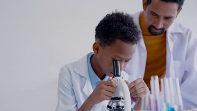 4K，近距离男学生，在显微镜下，以便能够在科学课上的现实化学实验中使用，教授使用显微镜，然后旋转放大