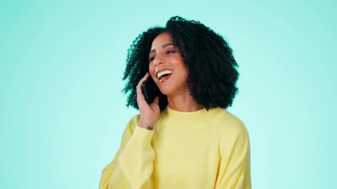 快乐，电话和黑人妇女兴奋，谈话和女士在蓝色工作室背景下。非裔美国女性、女士和智能手机，用于讨论、交谈
