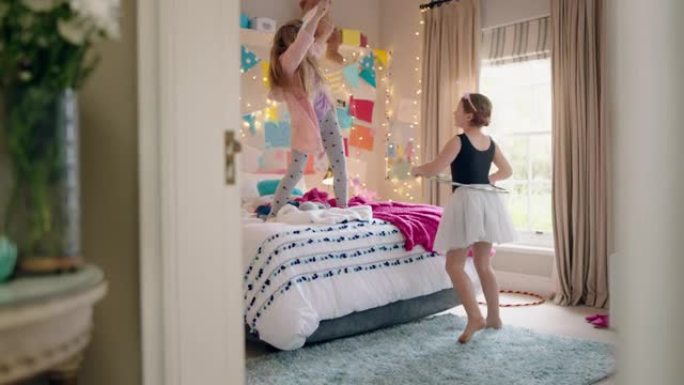 有趣的十几岁的女孩在卧室里一起跳舞最好的朋友在家里享受有趣的周末