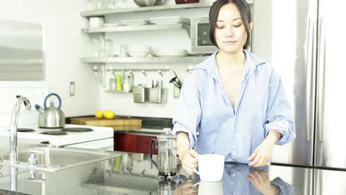 迷人的亚洲女孩30多岁在她的厨房