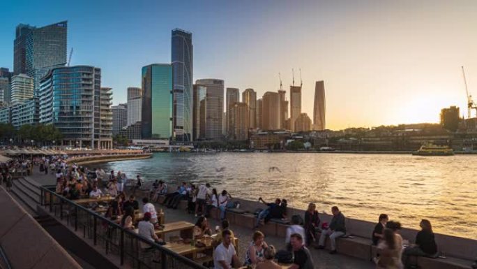 4k镜头悉尼日落时拥挤的澳大利亚人和旅游晚餐和观光酒吧的时间流逝