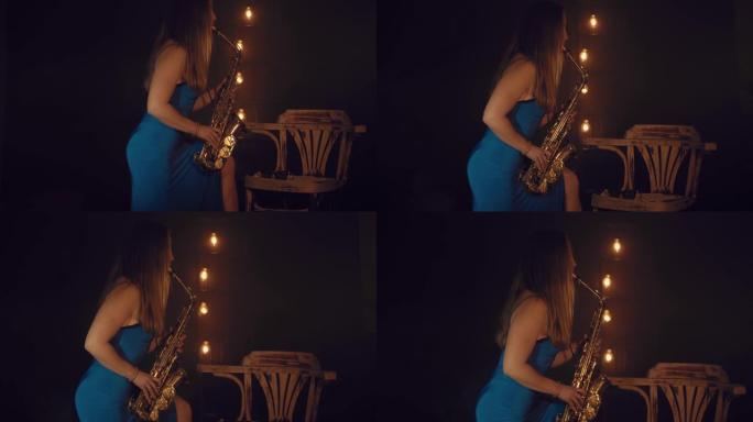 一个穿着蓝色连衣裙的女孩把左腿放在椅子上，正在演奏萨克斯管