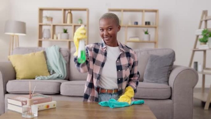 擦拭，桌子和肖像的女人打扫客厅做家务和杂务。快乐，用清洁剂，布和产品喷洒非洲女孩，在休息室用喷雾清洁