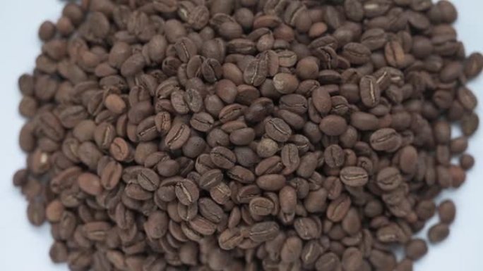 烘焙咖啡豆，接近咖啡豆的视频。
