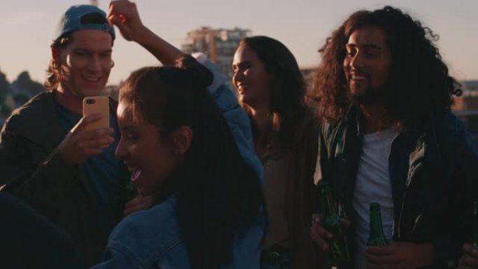 混血女子舞蹈团体由不同的朋友组成，在日落时分享受屋顶派对舞蹈音乐，在周末聚会上喝酒玩得开心