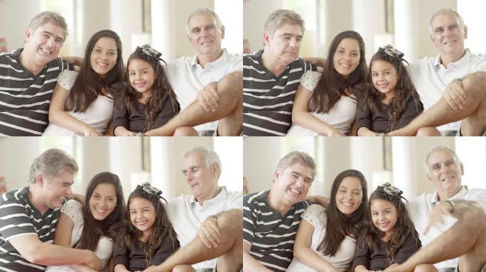 家人在客厅里微笑