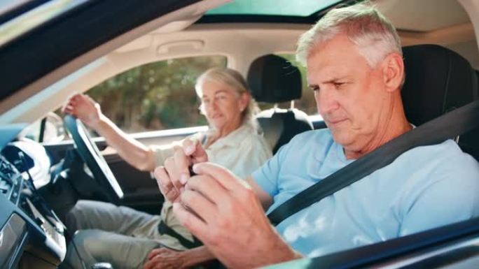 乘客用手机拍照，老人夫妇在车上享受一日游