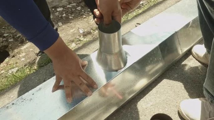 用铜钎焊锌雨沟焊接。技术人员正在用铜焊接铝管。