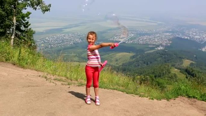 女孩在塞尔科夫卡山顶吹泡泡。