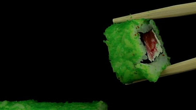 黑色背景上的绿色鱼子酱寿司