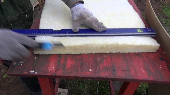 工人切割矿物岩棉材料用于墙体保温