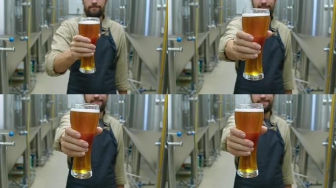 匿名酿酒师在啤酒厂展示一品脱新鲜啤酒