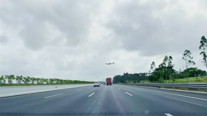 飞机从公路上飞过视频画面