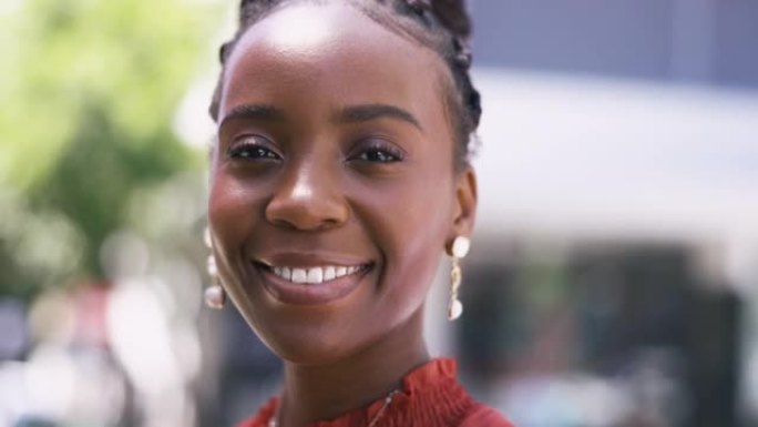 黑人妇女的脸，微笑和一个来自尼日利亚的年轻人的特写镜头，在户外快乐。肖像，快乐和放松的非洲女性感觉自