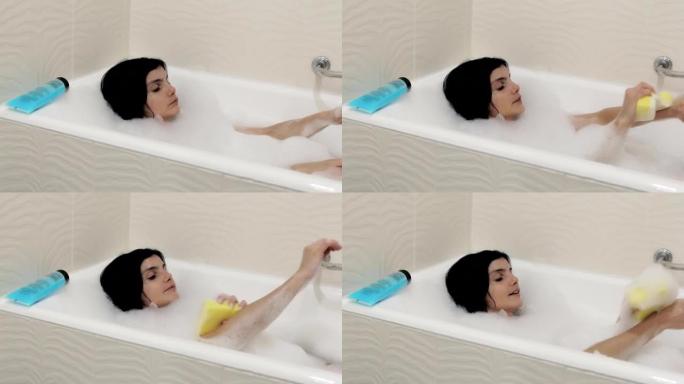 年轻女子在浴缸中放松: 热水，沐浴露，泡沫，健康