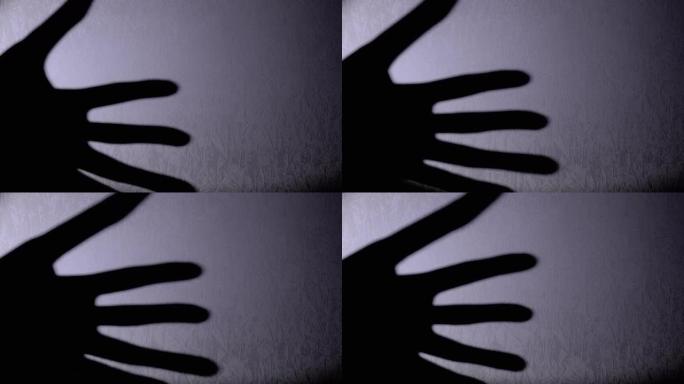 手电筒的灯光使怪物的黑色长手指在墙上的阴影