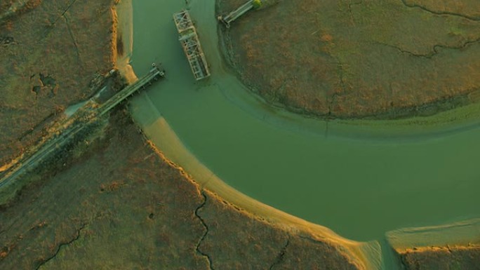 盐池上建造的摇摆桥的鸟瞰图