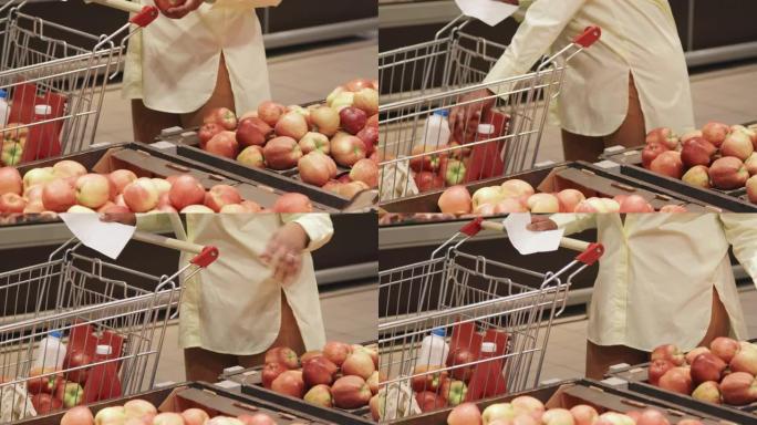 顾客在超市选择新鲜苹果