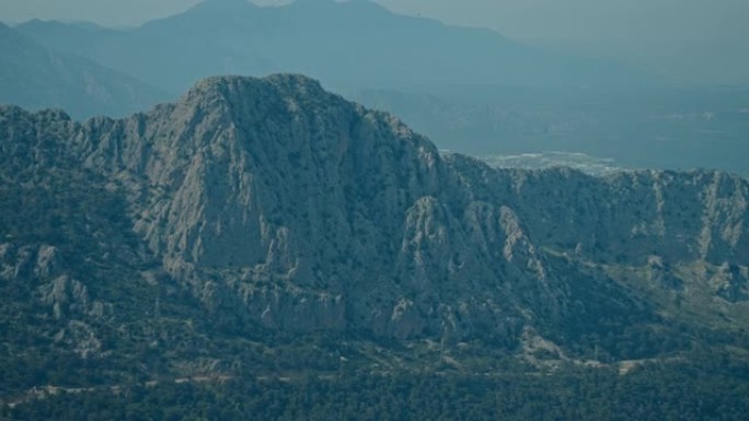 土耳其安塔利亚全景，从图内克泰佩山、图内克泰佩Teleferik在夏日和安塔利亚市附近的山脊可以看到