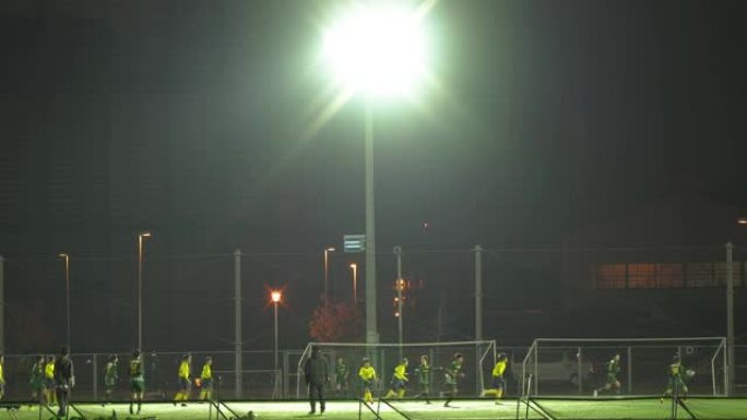 足球之夜在夜间的操场上进行比赛