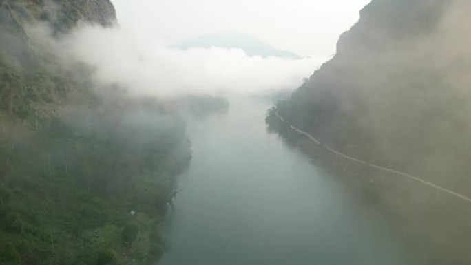 雾中日出时湄公河宁静景象的鸟瞰图