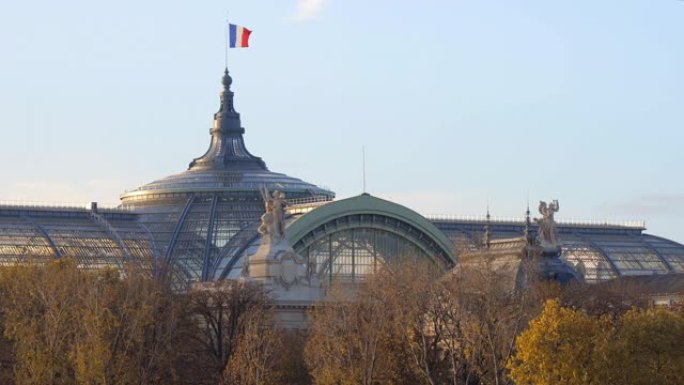 法国巴黎的大皇宫屋顶上挥舞着法国国旗