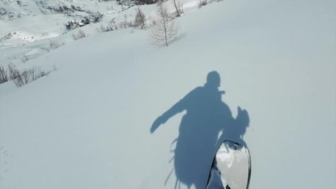 冬季在未触及的偏远山区的新鲜粉末雪上滑雪