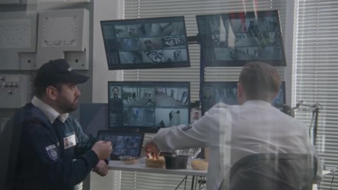 保安人员在电脑上监视闭路电视摄像机