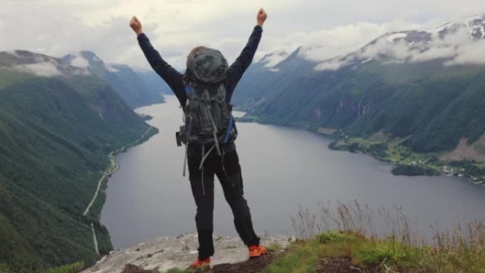 快乐人登上山顶，俯瞰挪威的自然风光