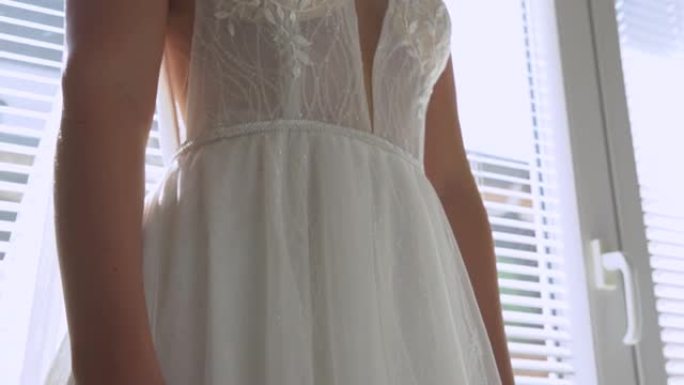 特写: 美丽的新娘穿着惊人的白色婚纱准备仪式