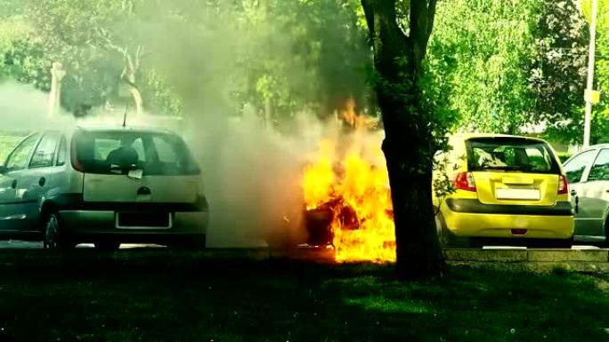 汽车被火焰吞没。