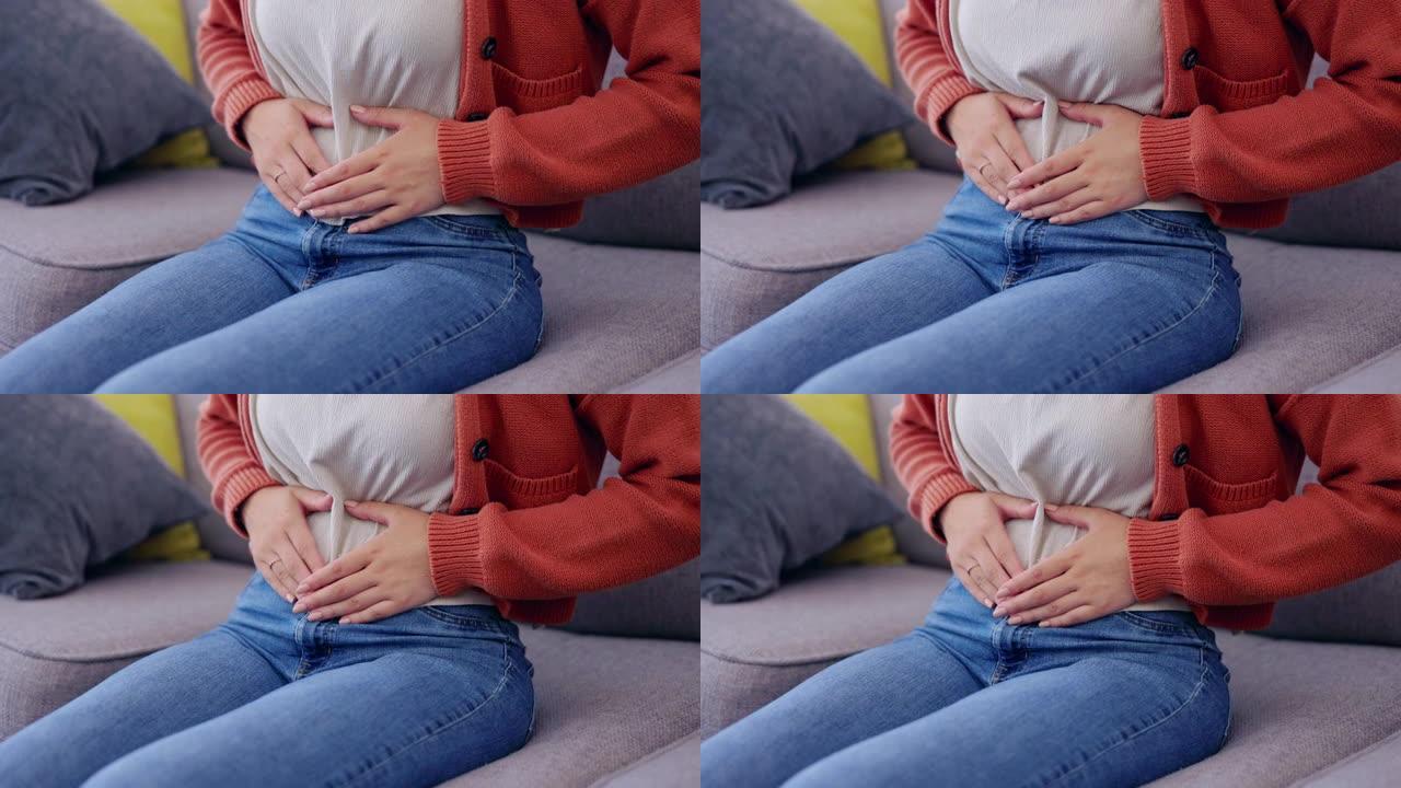 胃痛，抽筋和女人在休息室的消化和月经问题在家庭沙发上。便秘，肚子疼和腹部健康问题在沙发上的房子里腹胀