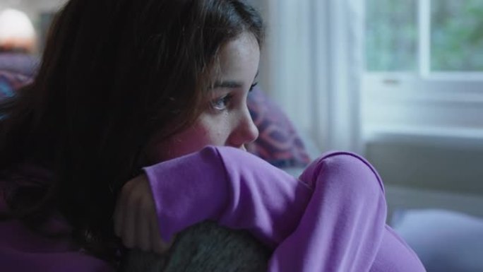 悲伤的少女在家里哭泣，感到孤独沮丧的少女在卧室里思考情绪破裂