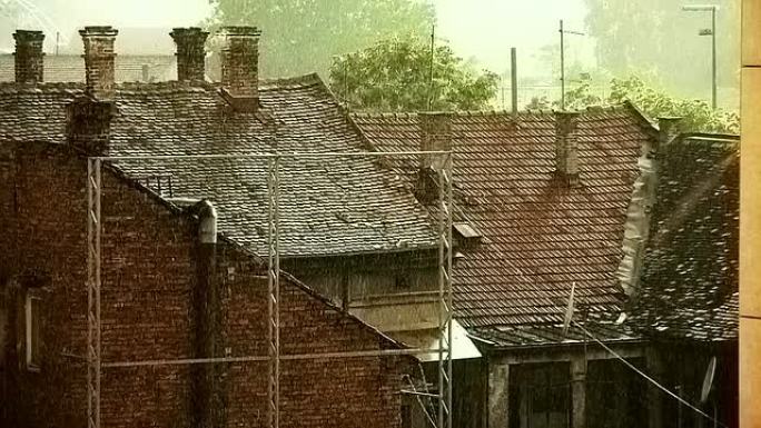 旧屋顶上的大雨