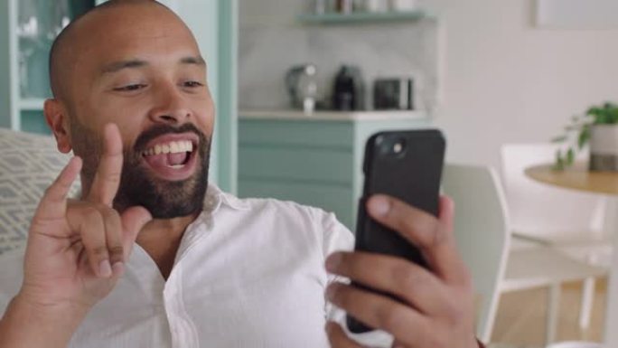 听力受损的男子在智能手机上使用手语进行视频聊天，挥舞着享受手机上的交流聊天
