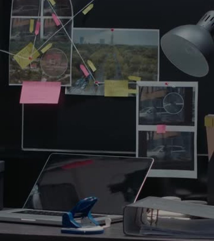 垂直视频: 带侦探板和办公桌的证据室办公室